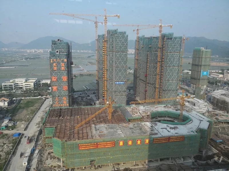 華都&middot;天元廣場(chǎng)購(gòu)物中心喜結(jié)金頂