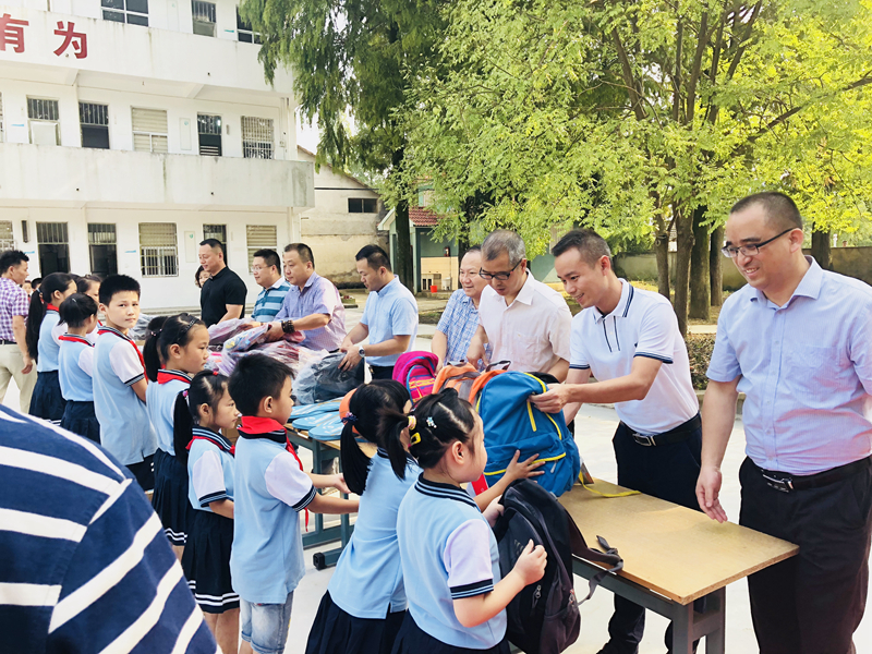 愛心助學(xué)點(diǎn)亮夢想&mdash;&mdash;安吉華都、華悅物業(yè)聯(lián)合開展愛心捐贈(zèng)活動(dòng)