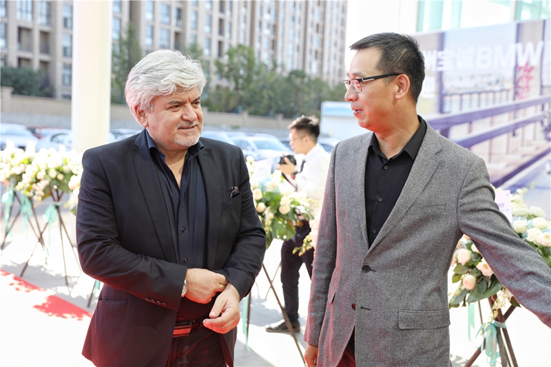 1541568929320026.jpg 曾總迎接.jpg