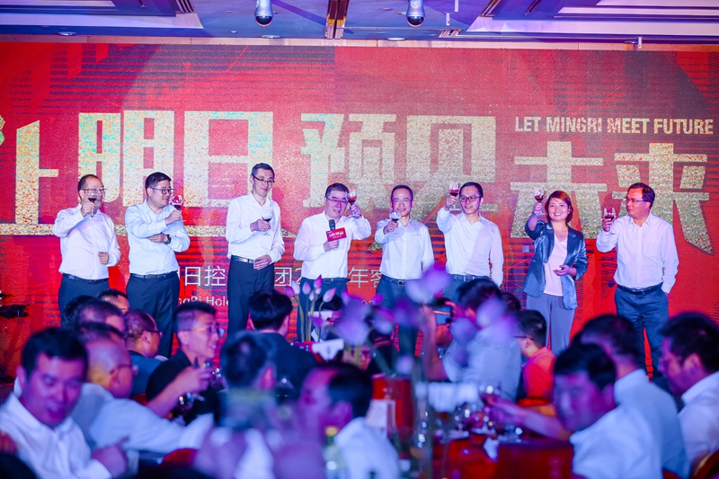 1562055644211839.jpg 領(lǐng)導(dǎo)祝酒.jpg