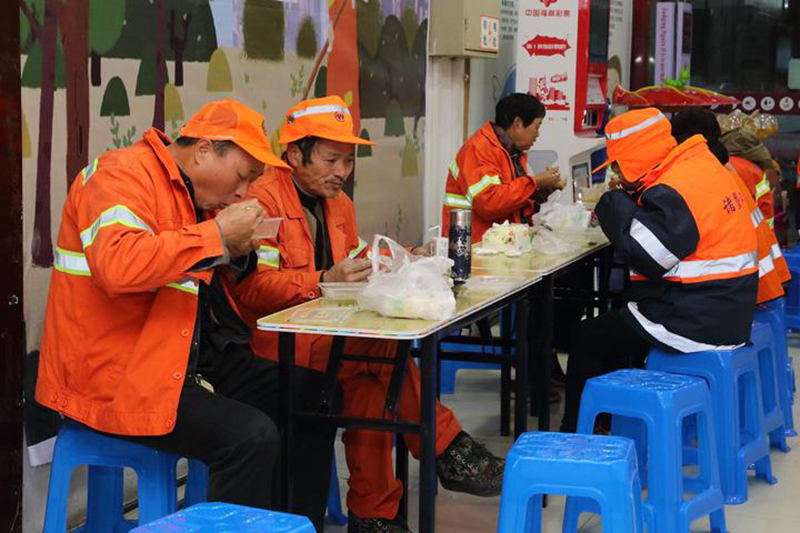 浙農(nóng)茂陽(yáng)為&ldquo;城市美容師&rdquo;提供愛(ài)心早餐