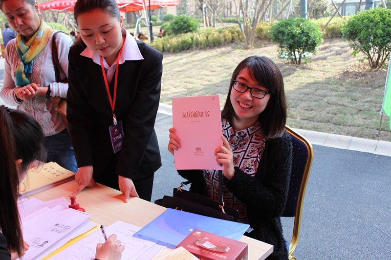 1640936606277416.jpg 第一位交房業(yè)主2_副本.jpg