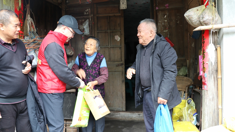 1669971432900142.jpg 慰問(wèn)老人家里_副本.jpg