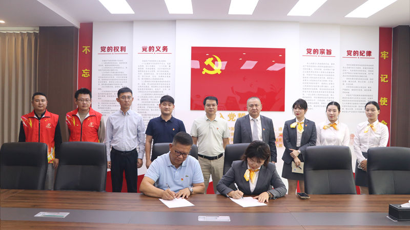 濟寧華都與濟寧高新區(qū)實驗學校開展黨建聯(lián)建合作暨國旗護衛(wèi)隊服裝捐贈活動